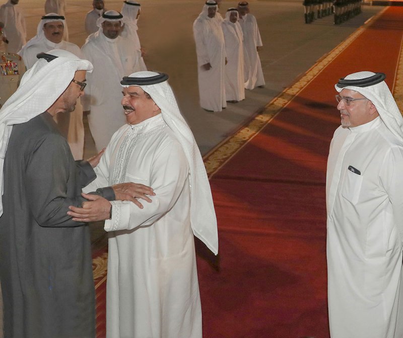 جلالة الملك المفدى في مقدمة مودعي ولي عهد أبوظبي