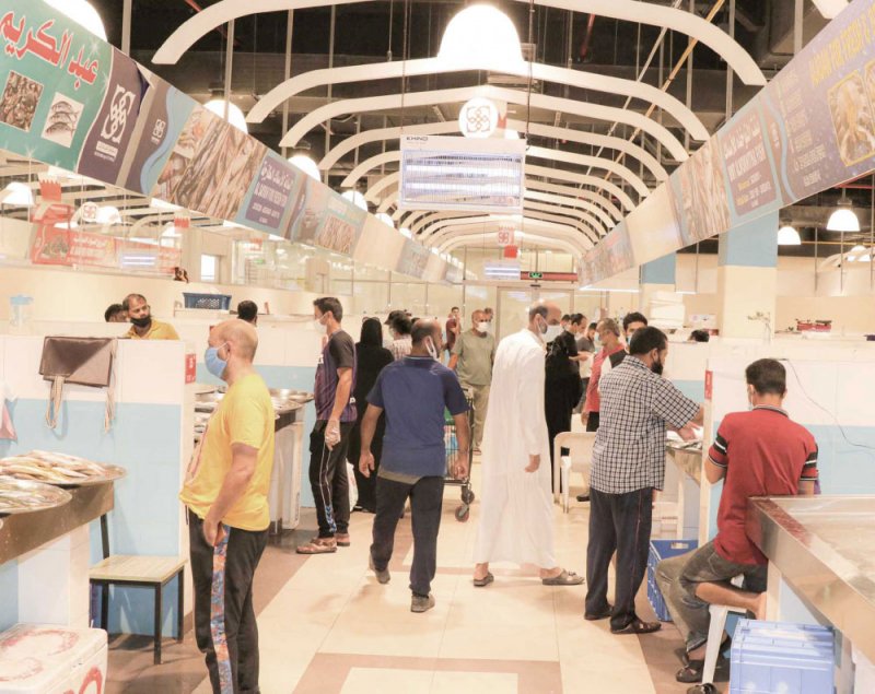 كميات الأسماك شحيحة مع تراجع الطلب في رمضان