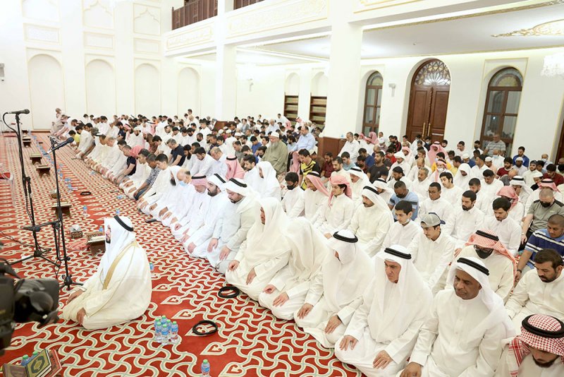 بالصور: جموع يحيون صلاة التراويح بجامع الشيخة موزة بالرفاع