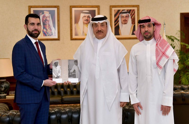 حميدان يتسلم نسخة من كتاب "البرفسور خليل شبر.. كيمياء العطاء"