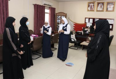 بالصور: "الكهرباء" تكرم طالبتين بسبب ابتكارهما.. إليكم التفاصيل