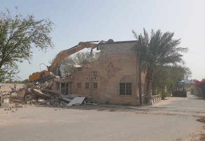 بالصور: هدم 4 عقارات آيلة للسقوط