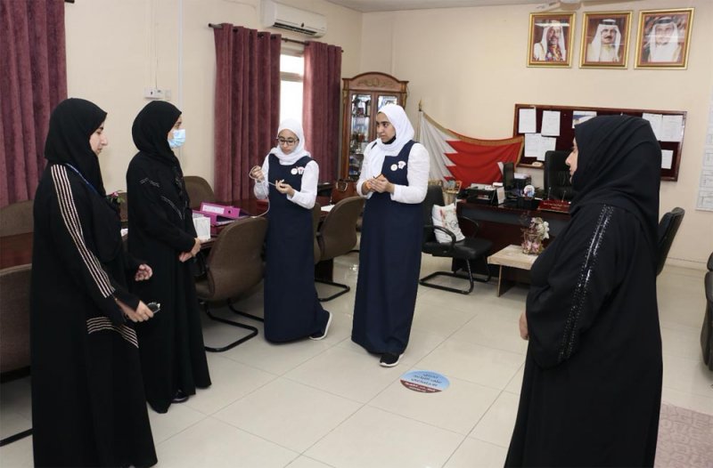 بالصور: "الكهرباء" تكرم طالبتين بسبب ابتكارهما.. إليكم التفاصيل