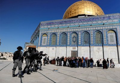 17 إصابة بمواجهات بين فلسطينيين وقوات إسرائيلية تحاول اقتحام ساحات الأقصى