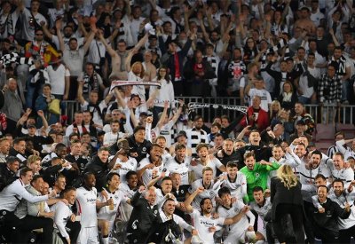 تدفق مشجعي أينتراخت في "كامب نو" يغضب جماهير برشلونة