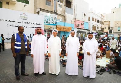 نائب محافظ العاصمة يطلع على عملية توزيع وجبات  برنامج "أمة محمد"