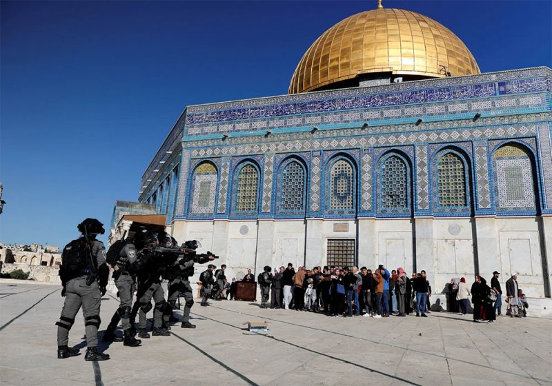 17 إصابة بمواجهات بين فلسطينيين وقوات إسرائيلية تحاول اقتحام ساحات الأقصى