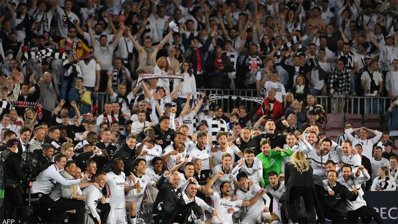 تدفق مشجعي أينتراخت في "كامب نو" يغضب جماهير برشلونة