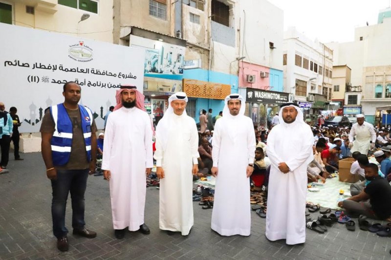 نائب محافظ العاصمة يطلع على عملية توزيع وجبات  برنامج "أمة محمد"