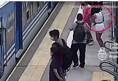 بالفيديو: حادثة مروعة.. سيدة تنجو من عجلات قطار