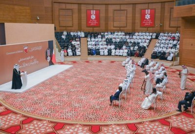 وزير الإعلام يسلم منتسبي الوزارة وعددًا من الإعلاميين هذا الوسام