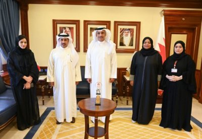 وزير الإسكان يستقبل القائمين على برنامج التواصل مع العملاء (تواصل)