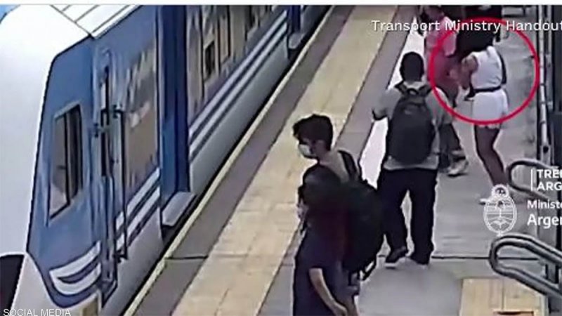بالفيديو: حادثة مروعة.. سيدة تنجو من عجلات قطار