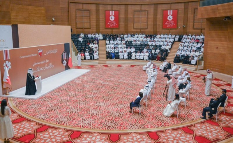 وزير الإعلام يسلم منتسبي الوزارة وعددًا من الإعلاميين هذا الوسام