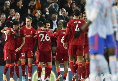 ليفربول يهزم مانشستر يونايتد ويتصدر البريميرليج