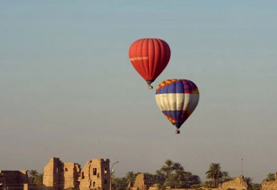 رغم توالي الأزمات.. "البالون الطائر" مازال محلقًا في الأقصر