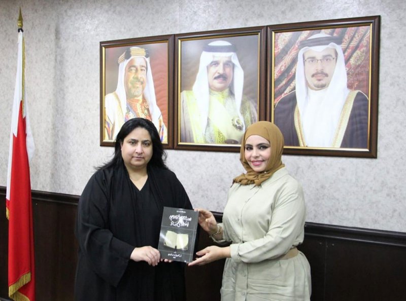 الأمين العام لمجلس التعليم العالي تتسلم نسخة من كتاب الدور التوعوي والتنموي للإعلام في مكافحة الفساد