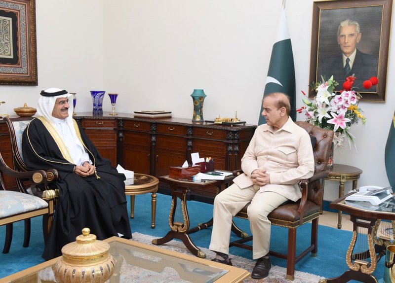 رئيس وزراء باكستان يستقبل سفير البحرين