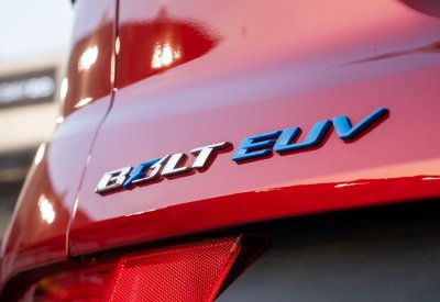 بولت EUV تتألّق على حلبة مرسى ياس