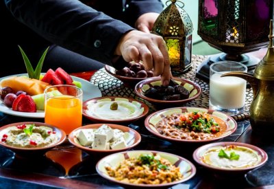 تناول الأطعمة المناسبة في الافطار والسحور