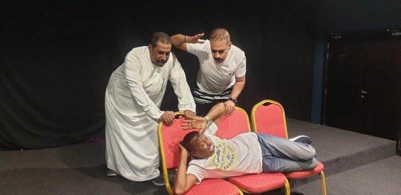 " لا تتشنج"... مسرحية تطرح العديد من القضايا الاجتماعية بتوقيع العويناتي 