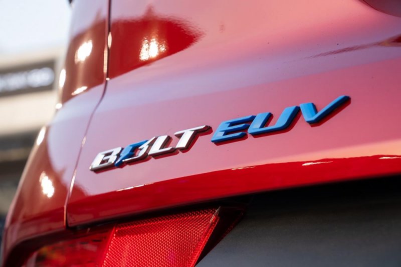 بولت EUV تتألّق على حلبة مرسى ياس