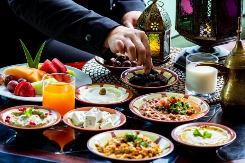 تناول الأطعمة المناسبة في الافطار والسحور