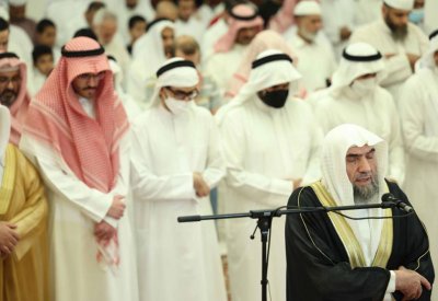 بالصور: جموع يحيون صلاة التراويح بجامع الشيخة موزة بالرفاع