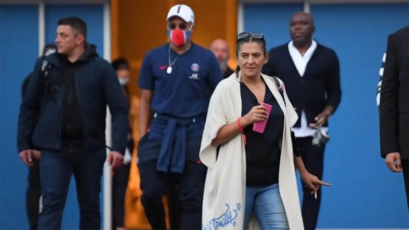 ريال مدريد قلق بسبب زيارة والدة مبابي لهذه الدولة