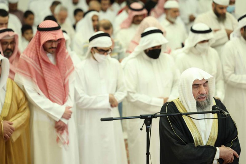 بالصور: جموع يحيون صلاة التراويح بجامع الشيخة موزة بالرفاع