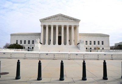 شخص يضرم في نفسه النار امام المحكمة العليا في الولايات المتحدة