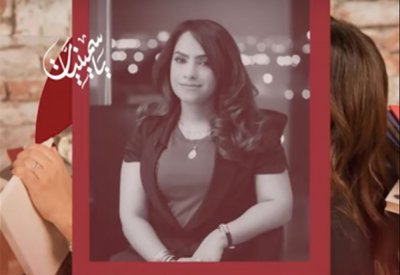 بالفيديو: هي تعمل وهو يطبخ