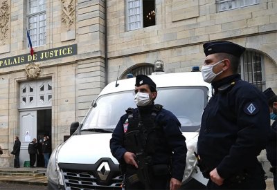 إصابة قس بحادث طعن بفرنسا.. وشجاعة غير عادية لامرأة
