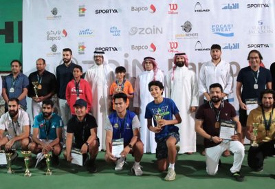 رئيس الاتحاد البحريني للتنس يتوج الفائزين في بطولة نادي الرفاع للتنس الرمضانية 