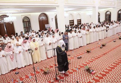 بالصور: جموع يحيون صلاة التراويح بجامع الشيخة موزة بالرفاع