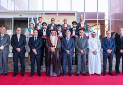 العلوي يسلم منتسبي الناقلة وسام الأمير سلمان بن حمد للاستحقاق الطبي