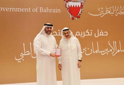 بالصور: رئيس المجلس الأعلى للصحة يسلم وسام الأمير سلمان للاستحقاق الطبي لموظفي المجلس