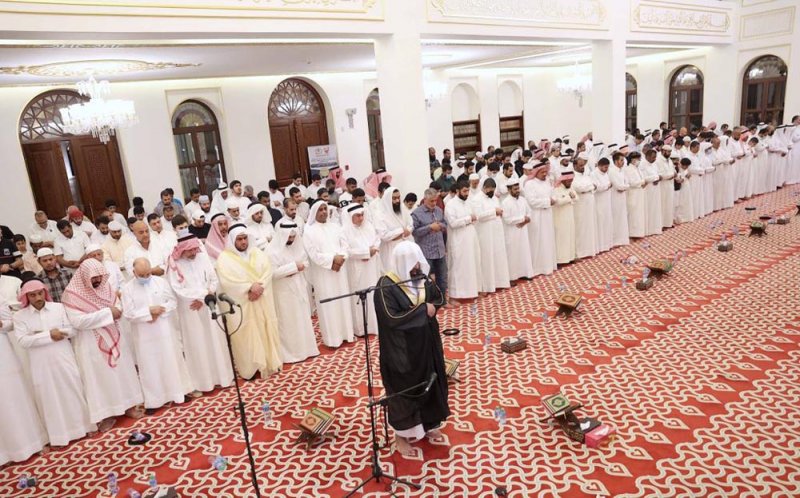 بالصور: جموع يحيون صلاة التراويح بجامع الشيخة موزة بالرفاع