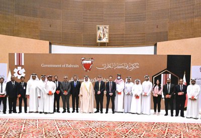 وزير المواصلات يسلم منتسبي شركة مطار البحرين وهيئة تنظيم الاتصالات وسام الأمير سلمان بن حمد للاستحقاق الطبي