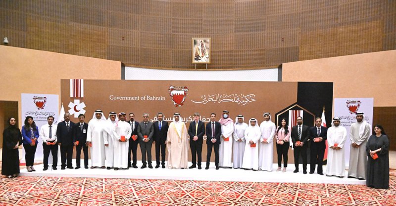 وزير المواصلات يسلم منتسبي شركة مطار البحرين وهيئة تنظيم الاتصالات وسام الأمير سلمان بن حمد للاستحقاق الطبي