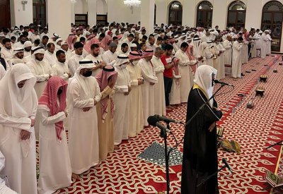 بالفيديو والصور: جموع يحيون صلاتي التراويح والقيام بجامع الشيخة موزة بالرفاع