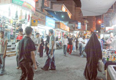 تحسن الإقبال على محلات الملابس بسوق المنامة