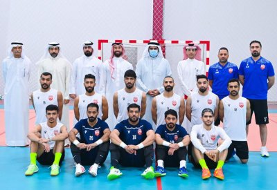 عيسى بن علي يزور تدريبات منتخبات الصالات والطائرة والتنس الأرضي