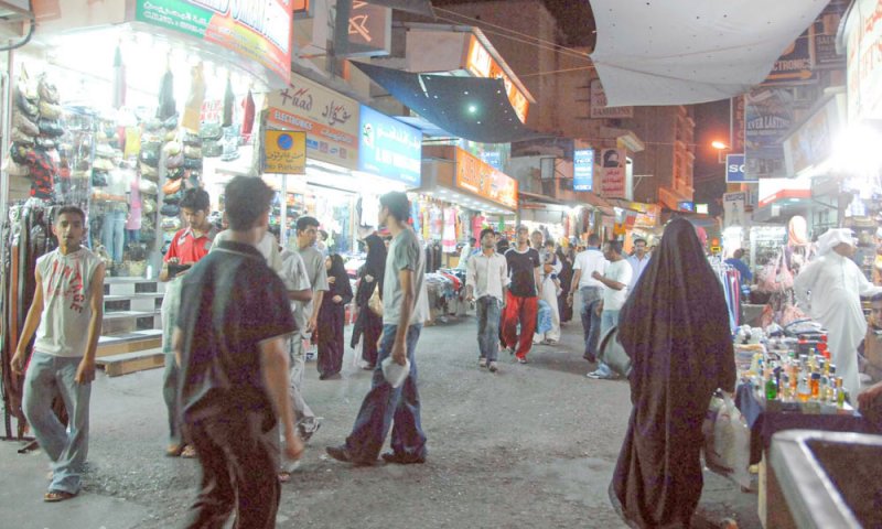 تحسن الإقبال على محلات الملابس بسوق المنامة