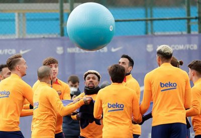 سر اجتماع مينديز بمسؤولي برشلونة