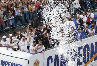 بالصور.. حافلة الريال تجوب شوارع مدريد للاحتفال بالليجا