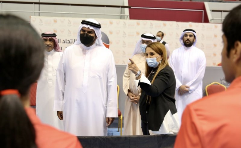 عيسى بن علي يزور تدريبات منتخبات كرة الطاولة والسباحة والبادل