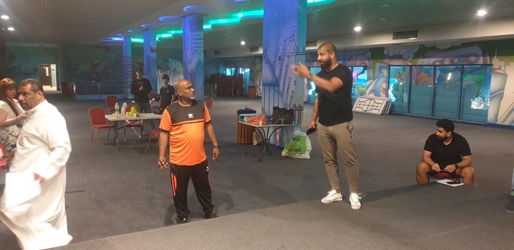 المخرج العويناتي يوجه فريق العمل