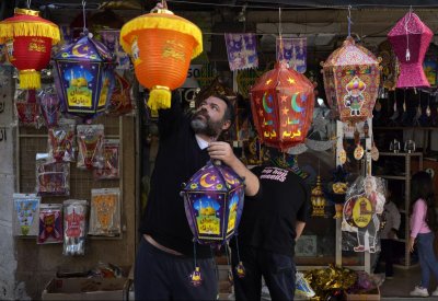 لبنان عشية الفطر.. العوز و"قارب الموت" ينغصان فرحة العيد