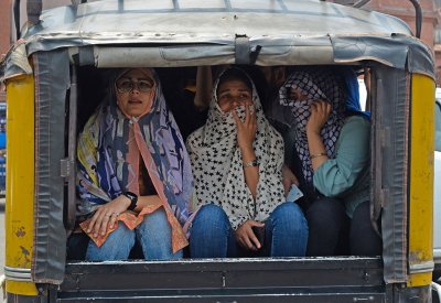 سكان أحياء فقيرة في الهند يعانون جحيم جبل نفايات مشتعل